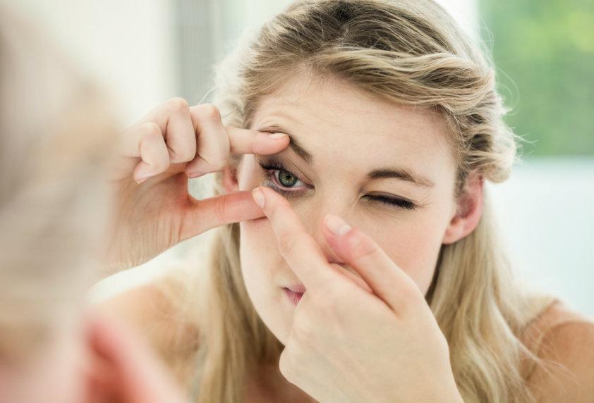 How to Put in Contact Lenses Responsibly